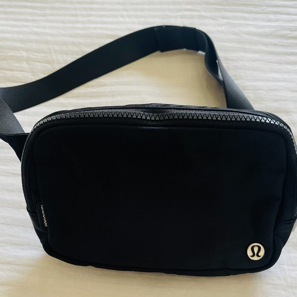 lululemon athletica Handbags - Lululemon Everywhere BELT BAG. Black.